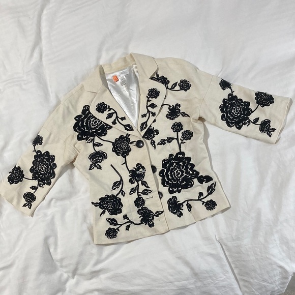 White House Black Market Jackets & Blazers - Gorgeous embroidered blazer
